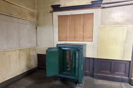 【お客様事例：北九州市】大型の緑金庫の解体と搬出処分、不用品回収