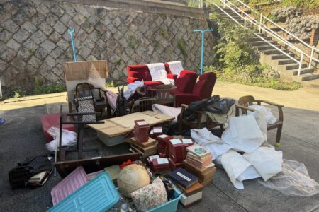 【お客様事例：北九州市】2tトラック1台分の不用品回収｜階段搬出とクローゼット箪笥の運搬作業
